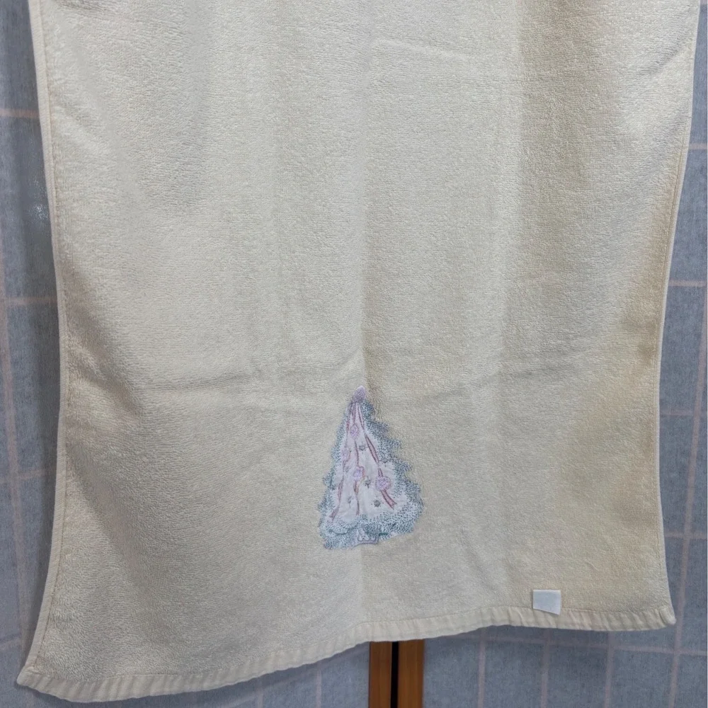 Vintage Cecil‎ Saydah Embroidered Christmas Tree Bath Towel Cream Holiday